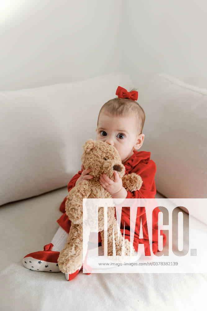 Infant in red with teddy for Christmas Calgary, Alberta, Canada R_CUYS231219-1307251-01 ,model released, Symbolfoto