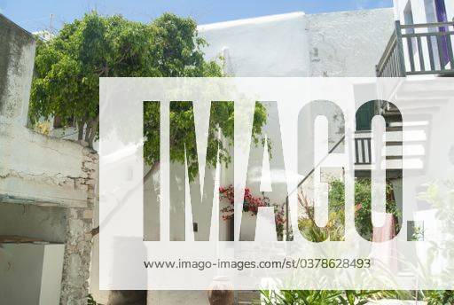 Traditional village houses on the beautiful Greek island of Folegandros. Picture taken in the historic Kastro. 393876 RECORD DATE NOT STATED