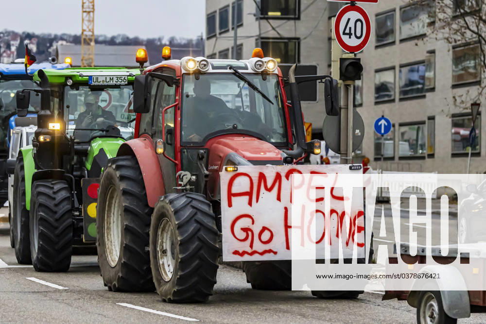 Farmers with over 1,000 tractors Police brought traffic in Stuttgart to a standstill The reason for the demonstrations is the planned end to tax breaks in agriculture The plan is part of the austerity plans in the 2024 federal budget There was a rally in front of the Baden-Württemberg Ministry of Agriculture 21 12 2023 Stuttgart, Baden-Württem