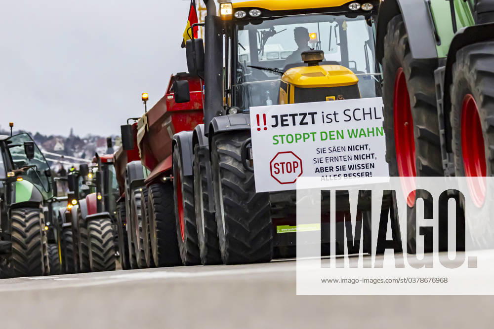 Farmers with over 1,000 tractors Police brought traffic in Stuttgart to a standstill The reason for the demonstrations is the planned end to tax breaks in agriculture The plan is part of the austerity plans in the 2024 federal budget There was a rally in front of the Baden-Württemberg Ministry of Agriculture 21 12 2023 Stuttgart, Baden-Württem