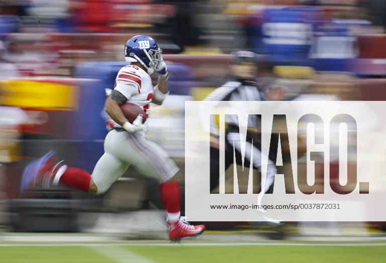 New York Giants RB 26 Saquon Barkley runs for a long touchdown during a NFL American Football Herren USA football game between the Washington Redskins and the New York Giants at FedEx Field in Landover, MD. CSM NFL 2017: Giants vs Redskins DEC 09 - ZUMAc04_ 20181209_zaf_c04_012