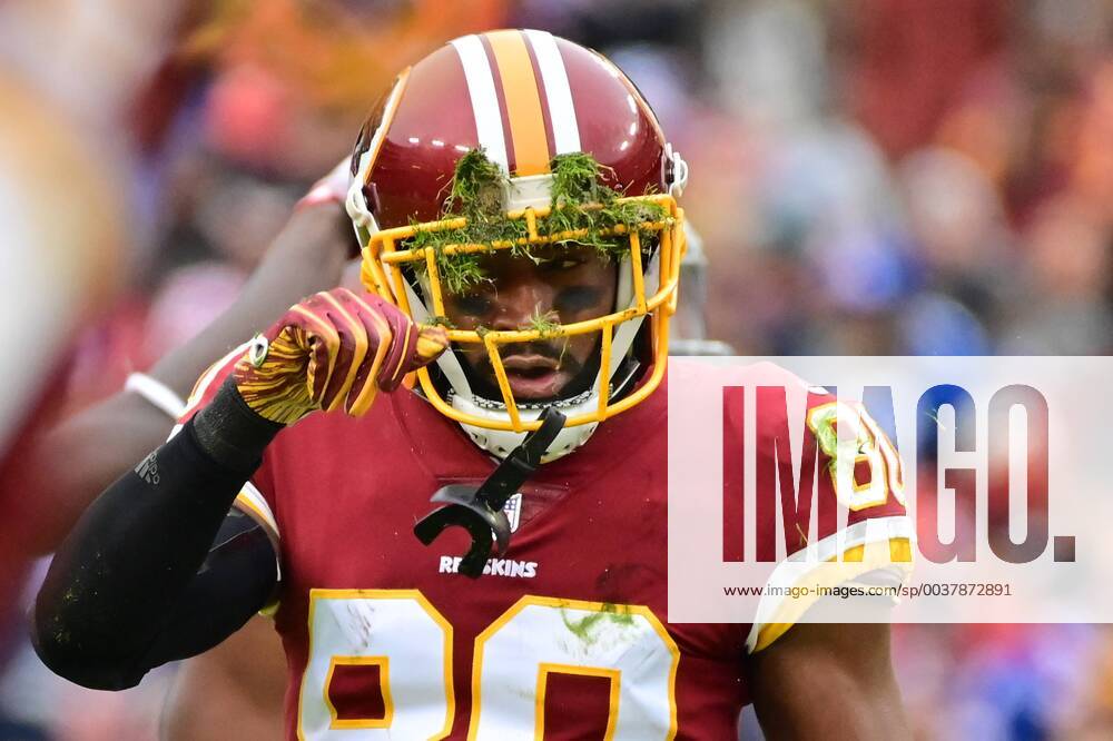 KW49 Washington Redskins wide receiver Jamison Crowder (80) pulls sod from his helmet after the New York Giants tackled him during the first half of an NFL American Football Herren USA game at FedEx Field in Landover, Maryland, December 9, 2018. WAP20181209207 DAVIDxTULIS