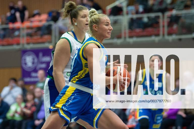 Flippo Baskets BG 74 Göttingen Eintracht Braunschweig Basketball Women DBBL Cup Season 2018 2019 Round of 16 flippo Baskets BG 74 Göttingen Eintracht Braunschweig 09 12 2018 Göttingen Braunschweigs Matilda Claesson r plays against Göttingens Klaudia Grudzien Göttingen Niedersachsen Germany