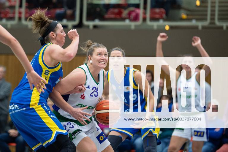 Flippo Baskets BG 74 Göttingen Eintracht Braunschweig Basketball Women DBBL Cup Season 2018 2019 Round of 16 flippo Baskets BG 74 Göttingen Eintracht Braunschweig 09 12 2018 Göttingen Göttingens Klaudia Grudzien 2 v l plays against Braunschweigs Lyndi Laborn l and Eva Rupnik Göttingen Niedersachsen Germany