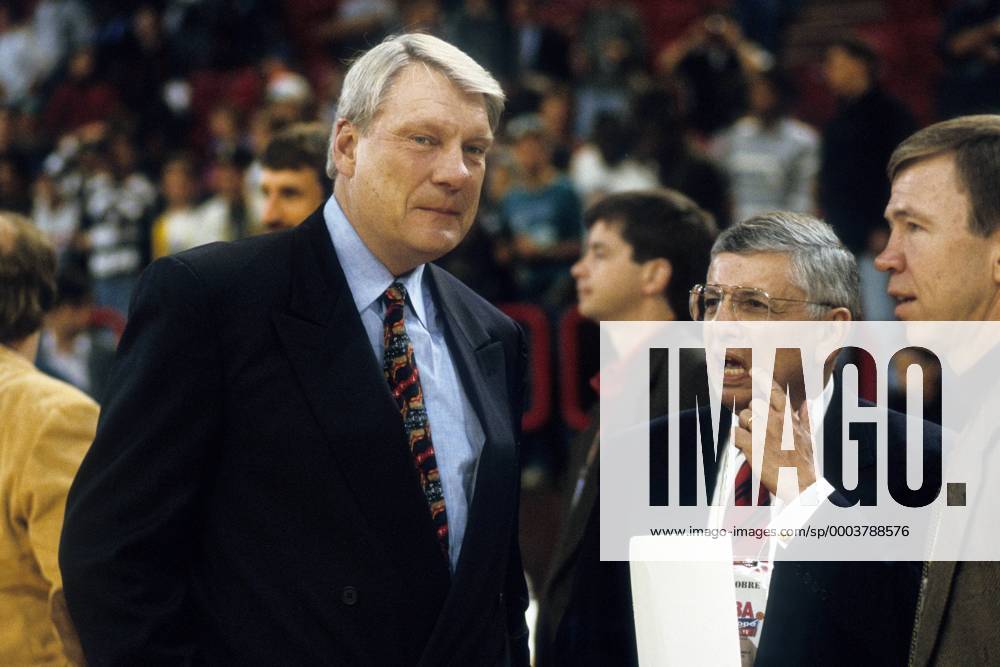 Trainer Don Nelson (Golden State Warriors, li.) und NBA Commissioner David L. Stern (Mitte, beide USA) Basketball Herren NBA Europe Tour 1994, USA Gruppe Paris Bercy Nachdenklichkeit,