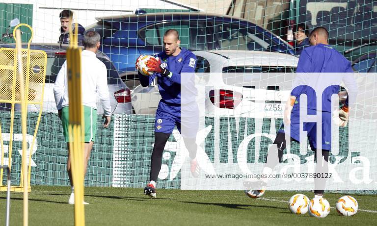 Entrenamiento del Betis. En la imagen, Pau Lopez. Betis training session. In this picture, Pau Lopez.