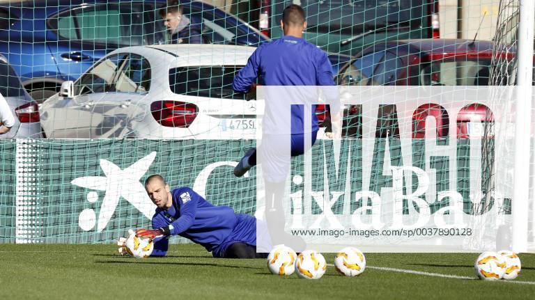 Entrenamiento del Betis. En la imagen, Pau Lopez.Betis training session. In this picture, Pau Lopez.