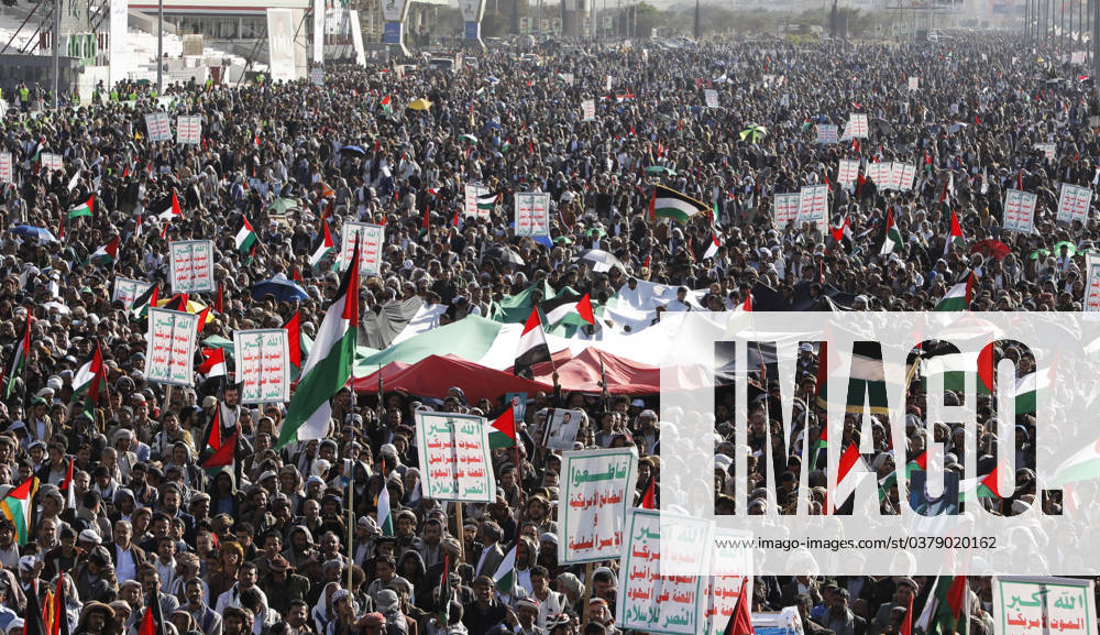 Protesters wave Palestinian flag during a demonstration in solidarity with the Palestinian people amid the ongoing conflict between Israel and Hamas..Yemen s Houthi leader, Abdul-Malik Badr al-Din al-Houthi, has issued a warning that U.S. warships could be targeted if Yemen faces attacks, in response to the announcement of a new international coalition by Washington to safeguard commercial ships traveling through the Red Sea..Over the past several weeks, the Houthis in Yemen have been conducting drone and ballistic missile attacks on ships traveling through the Red Sea. The group said that their attacks are a response to Israel s military actions in the Gaza Strip. SANAA Yemen - ZUMAa219 20231222_zip_a219_016