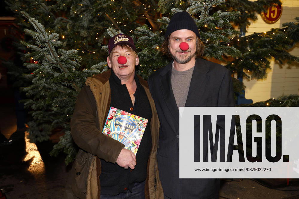 Ben Becker and Lars Eidinger at the Roncalli Weihnachtscircus premiere on 22 12 2023 in Berlin Roncalli Weihnachtscircus premiere in Berlin