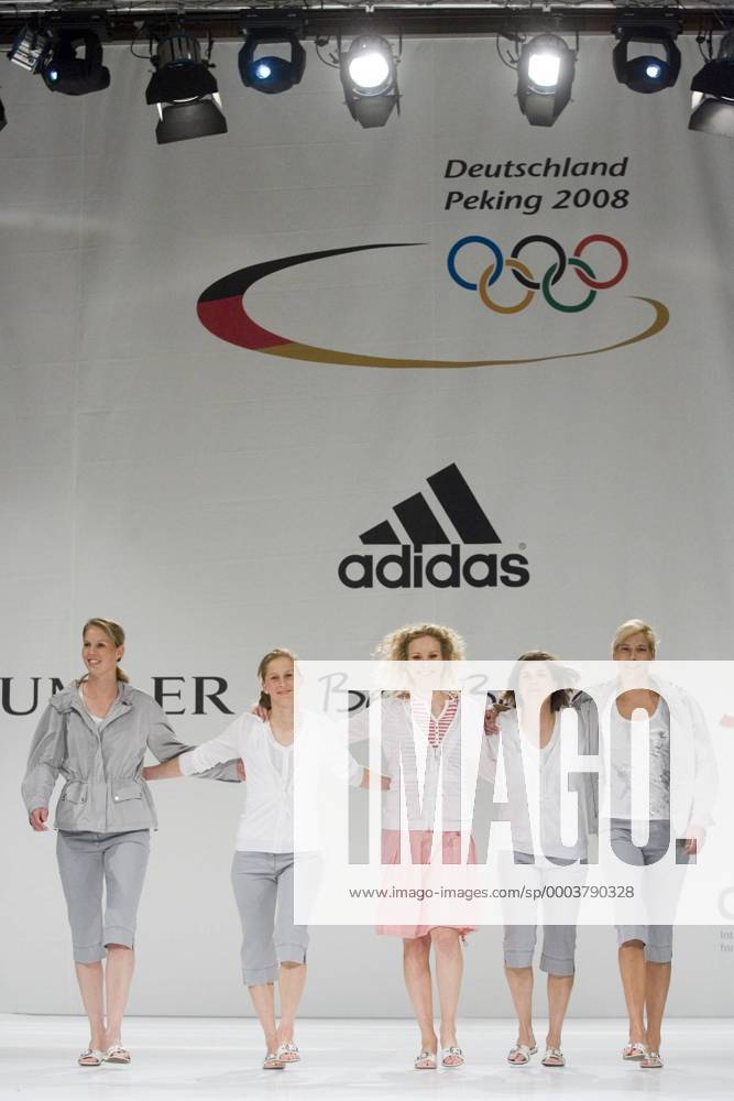 Präsentation der Olympiabekleidung für die Sommerspiele in Peking 2008, u.a. mit Fanny Rinne (li.), Marion Rodewald (2.v.li.), Natascha Keller (2.v.re.) und Katharina Scholz (re., alle Deutschland) Hockey OS Sommer Damen Vorschau Olympische Spiele 2008, Sommerspiele, Präsentation, Pressetermin, Peking Gruppe Düsseldorf