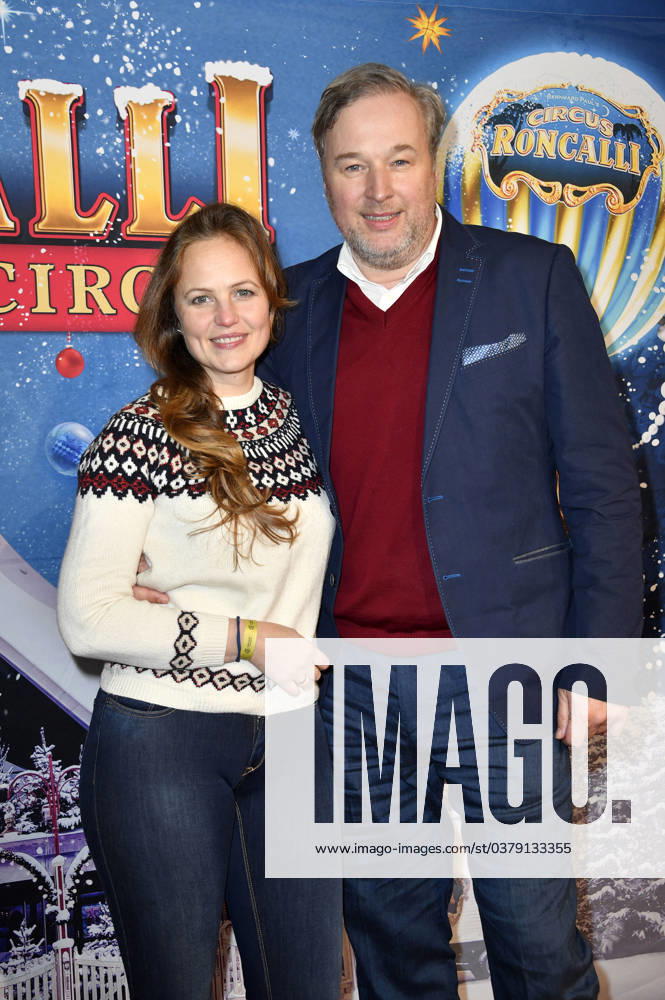 Stephan Grossmann with his wife Lidija Grossmann at the premiere of the 19 Original Roncalli Weihnachtscircus at the Tempodrom Berlin, 22 12 2023 Foto:xN.xKubelkax xFuturexImagex roncalli_3328