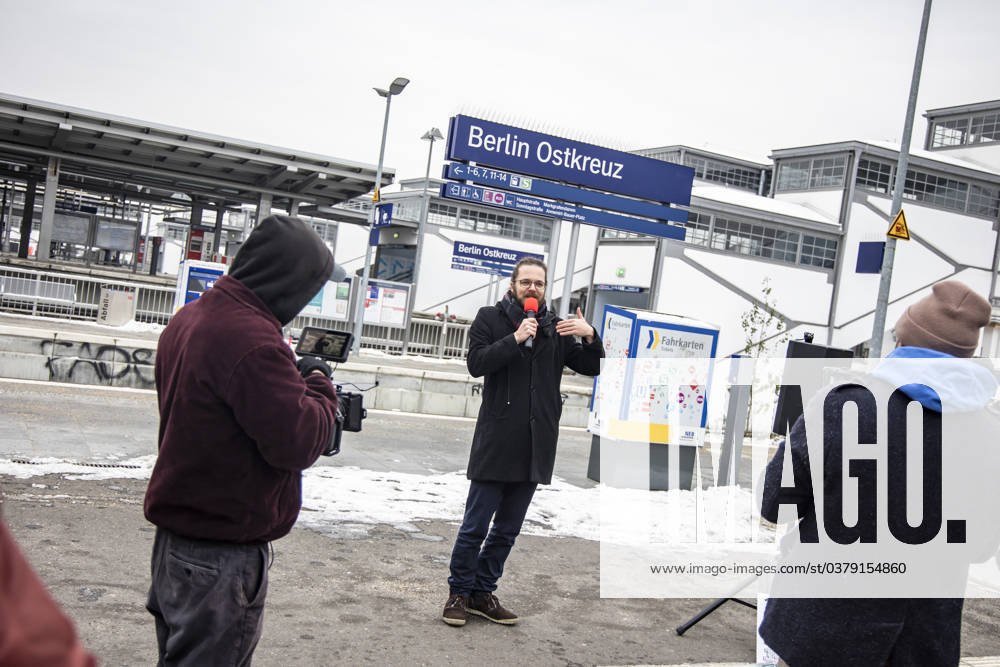 Organizer Arne Semsrott speaks at the protest reading against the criminalization of driving without a ticket at Ostkreuz in Berlin on 5 December 2023 Protest reading against the criminalization of driving without a ticket