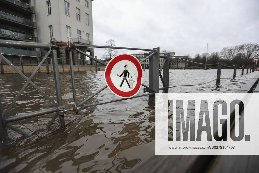 Floods on the Ruhr in Mülheim Rising water level of the Ruhr on Saturday, December 23, 2023, in Mülheim Floods on the Ruhr in Mülheim Germany NRW Mülheim Copyright MichaelxDahlke