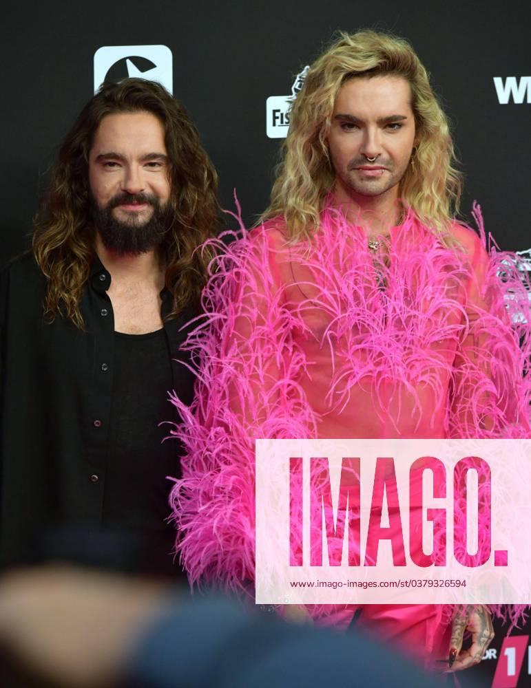 Tom li and Bill Kaulitz 11 23 thg Tom li with Bill Kaulitz at the 1Live Krone on November 30, 2023 at the Lokschuppen in Bielefeld red carpet red carpet award ceremony music award WDR 1 LIVE Einslive Eins Germany german german man men musician singer vocals guitarist guitar Tokio Hotel band rock pop