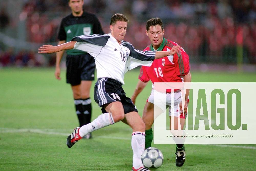 Lars Ricken (li., Deutschland) kommt vor Pal Dardai (Ungarn) zum Schuß Fußball Länderspiel Herren Freundschaftsspiel 2001, Nationalteam, Nationalmannschaft, Nationaltrikot, Ungarn - Deutschland 2:5 Gruppe Nep Stadion Budapest Dynamik,