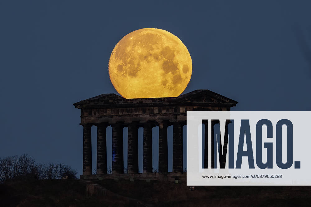 Großbritannien, Vollmond über dem Penshaw Monument bei Sunderland The Full Cold Moon sets at Penshaw Monument People look on as The Full Cold Moon sets at Penshaw Monument, Near Washington and Houghton-le-Spring, United Kingdom, 26th December 2023 (Photo by Mark Cosgrove News Images) Near Washington and Houghton-le-Spring Penshaw Monument Durham United Kingdom