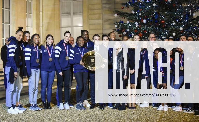 Emmanuel Macron ( president de la Republique ) - Roxana Maracineanu ( ministre des sports ) - Brigitte Macron - Equipe Feminine de Handball France - Olivier Krumbholz ( entraineur france handball feminine ) NEWS : Emmanuel Macron avec l Equipe Feminine de Handball - Paris - 17 12 2018 FedericoPestellini Panoramic