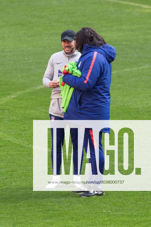 Atletico Madrid s Argentinian head coach, Diego Pablo Simeone (L), leads a team s training session at Wanda Metropolitano Stadium, in Madrid, Spain, 19 December 2018. The team prepares its upcoming Primera Division league s game against Espanyol on 22 December 2018 at Wanda Metropolitano. Atletico Madrid training session !ACHTUNG: NUR REDAKTIONELLE NUTZUNG!