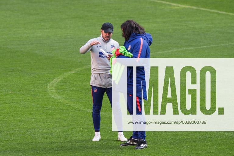 Atletico Madrid s Argentinian head coach, Diego Pablo Simeone (L), leads a team s training session at Wanda Metropolitano Stadium, in Madrid, Spain, 19 December 2018. The team prepares its upcoming Primera Division league s game against Espanyol on 22 December 2018 at Wanda Metropolitano. Atletico Madrid training session !ACHTUNG: NUR REDAKTIONELLE NUTZUNG!