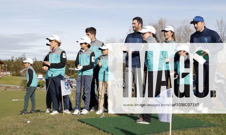 Spanish golfers Jon Rahm (C) applauds during a charity event held at Circuito Meaztegi Golf in Ortuella, Bizkaia, Spain, 22 December 2018. Circuito Meaztegi Golf !ACHTUNG: NUR REDAKTIONELLE NUTZUNG!