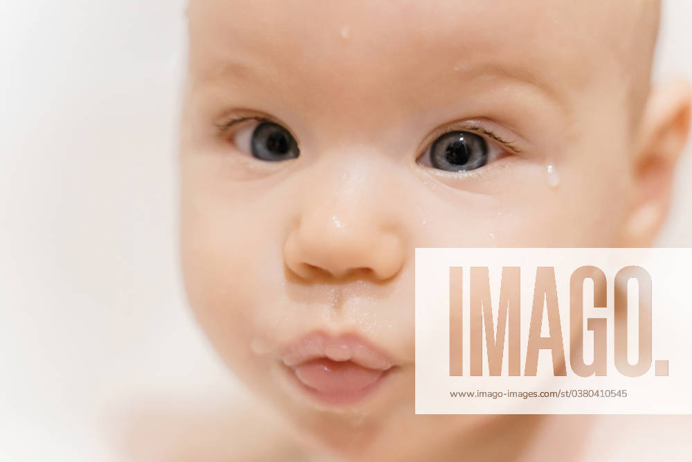 Close-up portrait of a funny wet baby taking a bath Saint Petersburg, Saint Petersburg, Russia R_NEPM231226-1239631-01 ,model released, Symbolfoto
