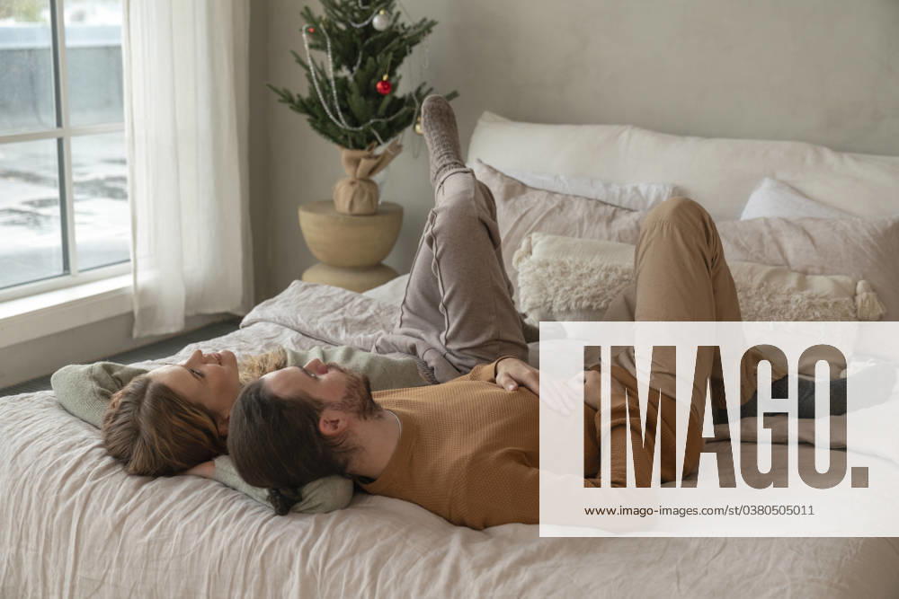 Couple lying together on bed at home model released, Symbolfoto property released, VPIF08967