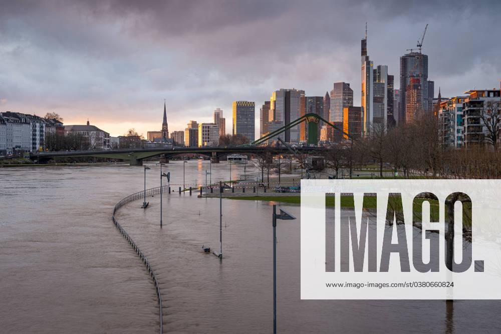 Floods in Frankfurt am Main After persistent rainfall, the River Main burst its banks in the eastern harbor area of Frankfurt and caused flooding in the Weseler Werft area Frankfurt am Main Mainufer Hessen Germany 2023-12-28_ffm_hochwasser_02