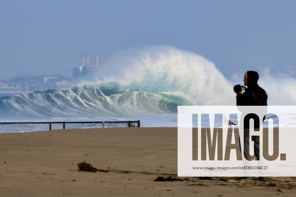 December 28th, 2023, Redondo Beach, California: Massive waves lash the Southern California coastline on Thursday. The powerful North Pacific swell has prompted multiple beach and pier closures. The high surf is expected to continue through the weekend. Â ZUMA Press Wire Redondo Beach USA - ZUMAl167 20231228_znp_l167_004