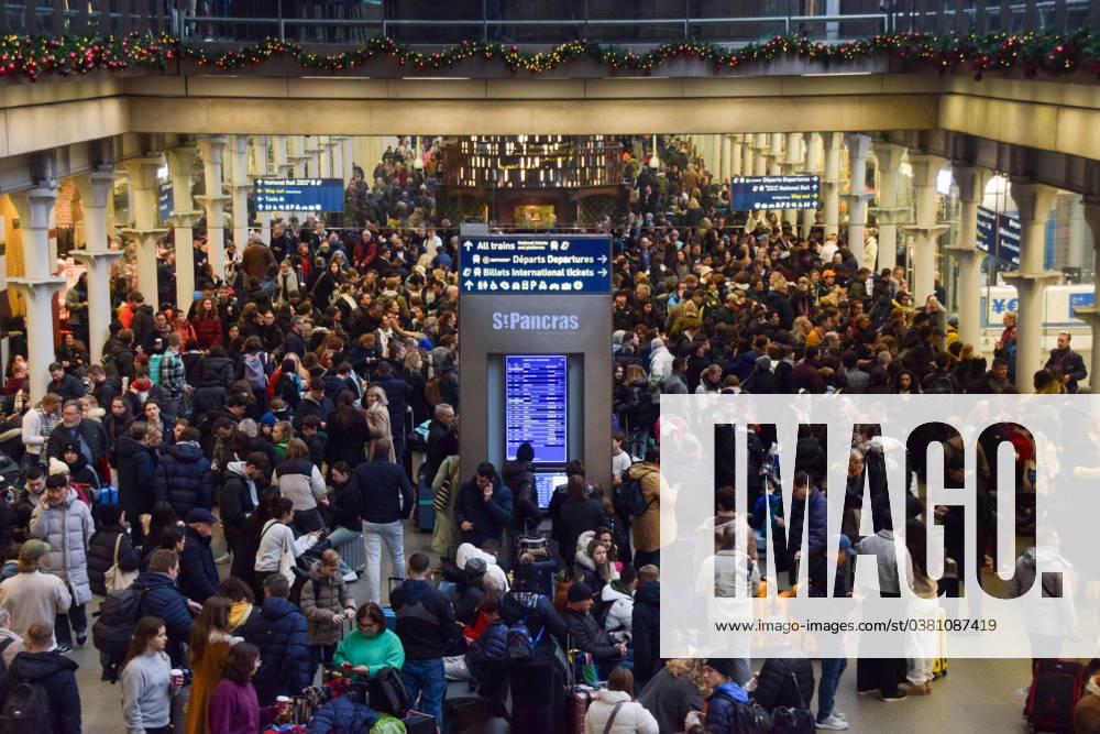 Crowds of passengers await information at St Pancras International as Eurostar services are cancelled due to flooding ahead of New Yearâ€⠢s Eve. London UK - ZUMAv130 20231230_zip_v130_002