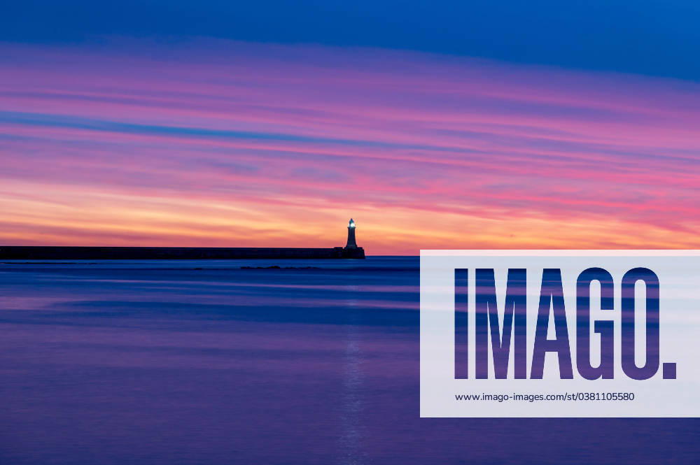 Amazing morning sunrise seen over Herd Groyne, South Shields, Tynemouth and Blyth Featuring: Beautiful morning colours during sunrise over the River Tyne in South Shields and Tynemouth Where: United Kingdom When: 30 Dec 2023 Credit: John Fatkin Cover Images . NOT FOR USE BY NEWSPAPERS BASED IN THE UK.