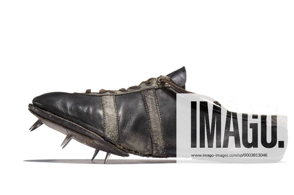 Adidas Laufschuh von Jesse Owens (USA) bei den Olympischen Spielen 1936 in Berlin Leichtathletik OS Sommer Herren Olympische Sommerspiele 1936, Spiele, Historie, Geschichte, Sporthistorie, Sportgeschichte Einzelbild Olympiageschichte Olympiahistorie
