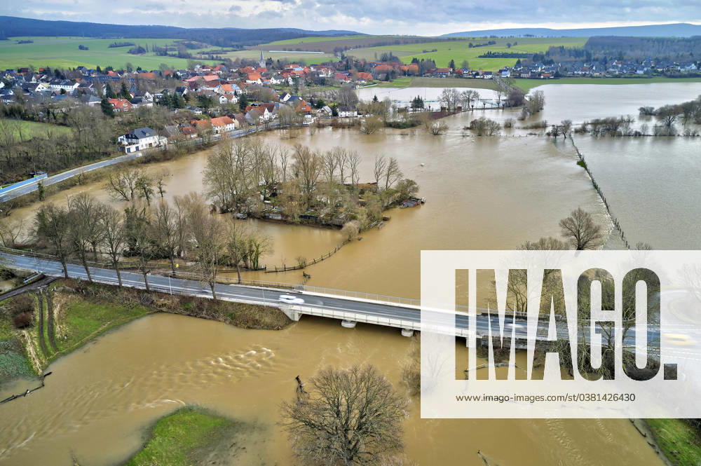High water and flooding of the river Leine in Burgstemmen after days of heavy rainfall B1 in Burgstemmen Lower Saxony Germany on 30 12 23 Foto:xU.xFuturexImagex leine_hochwasser_3445
