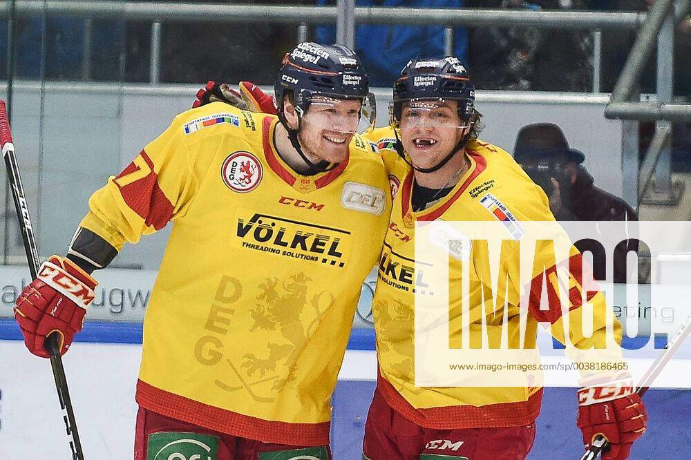 Leon Niederberger Duesseldorfer EG 17 celebrates the Torschuewtzen Jaedon Descheneau Duesseldorfer EG 14 Augsburger Panther Duesseldorfer EG Ice Hockey German Ice Hockey League 06 01 2019 Augsburg Bayern Germany