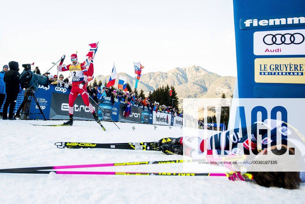 Sergey Ustiugov of Russia cross the finnish line while Johannes Hosflot Klaebo of Norway lies down during men s finale climb on January 6 2019 in Val di Fiemme Photo Fredrik Varfjell BILDBYRAN kod FV 150204, detectedSourceLanguage