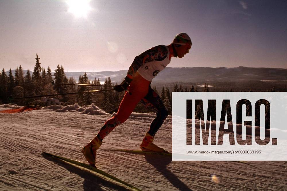 Björn Daehlie in der Loipe im Seitenprofil, Sonne, Sonnenlicht, Schatten, Himmel Biathlon Herren Skilanglauf, Langlauf, Ski Nordisch, Nordischer Skisport: Freier Stil Einzelbild Dynamik,