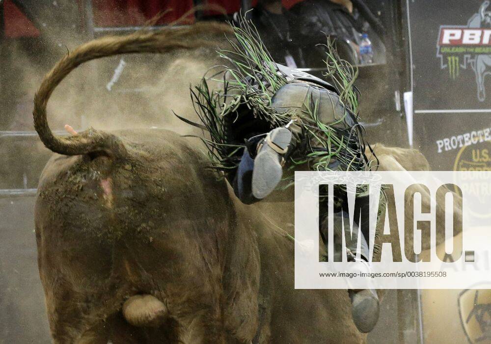 KW01 Bull riders compete in the championship round at the Professional Bull Riders Monster Energy Buck Off at Madison Square Garden on January 6, 2019 in New York City. Jess Lockwood wins the 2019 Professional Bull Riders Monster Energy Buck Off at Madison Square Garden. NYP20190106128 JOHNxANGELILLO