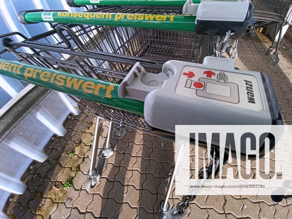 Market purchase shopping in times of inflation and war in Ukraine Shopping cart, shopping basket, shopping basket, price comparison, inflation, basic foodstuffs, market purchase shopping in a supermarket or discount store