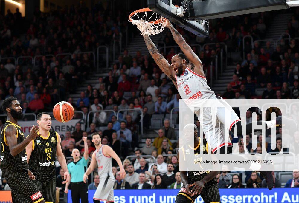 Basketball --- Saison 2018 2019 --- FIBA Championsleague --- 7. Spieltag: Brose Bamberg - AEK Athen --- Cliff Alexander (22, Brose Bamberg) mit Dunk gegen Delroy James (1, AEK Athen) Foto: Hans-Martin Issler isslerimages ---- Brose Bamberg - AEK Athen