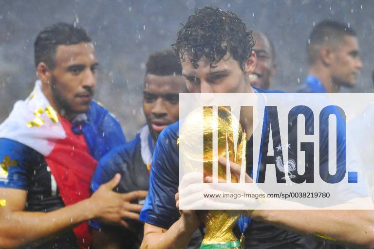 Benjamin Pavard VFB Stuttgart changes in summer to FC Bayern Muenchen archive photo Benjamin PAVARD FRA kuesst the Cup Cup Trophaee award ceremony Victory Ceremony action single picture cut single motif half figure France FRA Croatia CRO 4 2 final game 64 on 15 07 2018 in Moscow Luzhniki stadium football world championship 2018 in Russia from 14 06 15 07 2018 Â