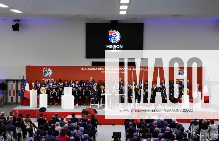 Emmanuel Macron ( president de la Republique ) a l inauguration de la Maison du Handball - Laurent Cathala ( maire de Creteil ) - Joel Delplanque ( president FFHB ) - Valerie Pecresse ( presidente de la region ile de france ) NEWS : Emmanuel Macron a l inauguration de la Maison du Handball - Creteil - 09 01 2019 FedericoPestellini Panoramic