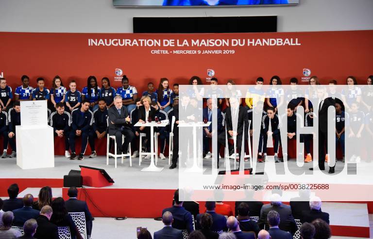 Emmanuel Macron ( president de la Republique ) a l inauguration de la Maison du Handball - Laurent Cathala ( maire de Creteil ) - Joel Delplanque ( president FFHB ) - Valerie Pecresse ( presidente de la region ile de france ) NEWS : Emmanuel Macron a l inauguration de la Maison du Handball - Creteil - 09 01 2019 FedericoPestellini Panoramic