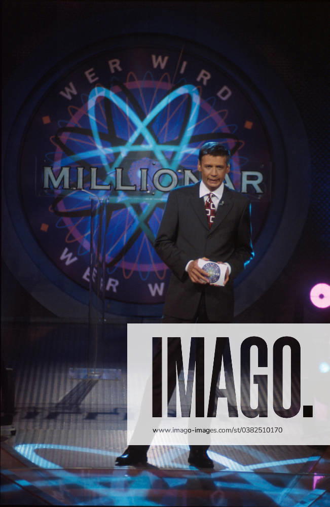Günther Jauch Who will Millionaire Günther Jauch provides the Initial question the Participants in its Quiz show Who will Millionaire , Germany Cologne 2001 , Hürth NRW Germany