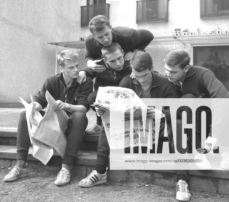 The players of 1 FC Cologne inform themselves before the game against Borussia Dortmund in the daily press In the background the Hotel Königshof in Cologne Aufn 18 04 1964 V l Karl Heinz Thielen Fritz Pott in front Hans Schäfer behind Wolfgang Overath and Wolfgang Weber HM