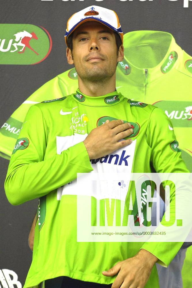 Oscar Freire Gomez (Spanien Rabobank) im grünen Trikot bei der Siegerehrung der 20. Etappe der Tour de France 2008 - Radsport Herren Tour de France 2008, Rad, Straße, Straßenradsport, Zeitfahren, Einzelzeitfahren Einzelbild 20. Etappe: Cerilly - Saint Amand Montrond Freude,