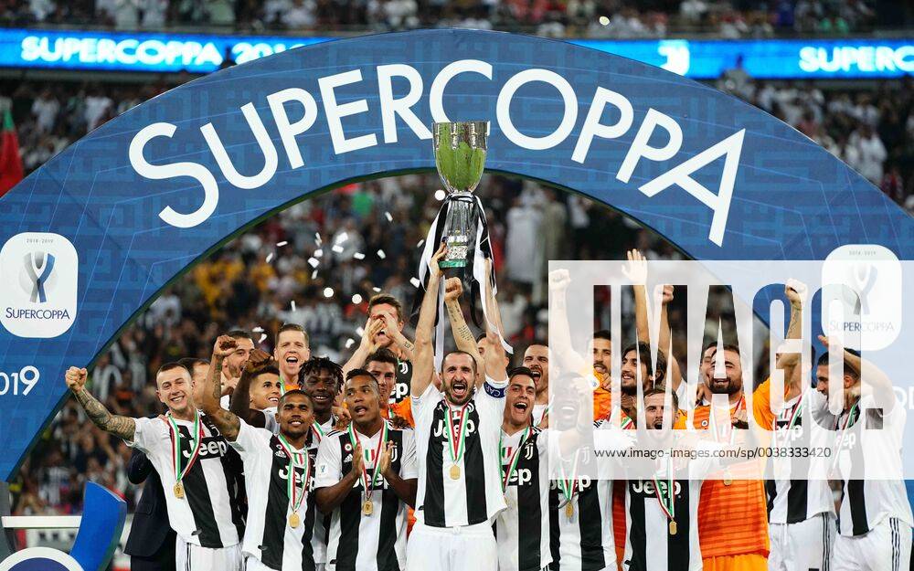 KW03 Fußball, Supercup ITA in Dschidda, Juventus Turin - AC Mailand Photo Spada LaPresse January 16 , 2019 Jeddah (Saudi Arabia ) soccer Juventus vs Milan - Italian Super Cup 2019 - stadium " King Abdullah Sports City " In the pic: Juventus players celebrates winning the Super Cup