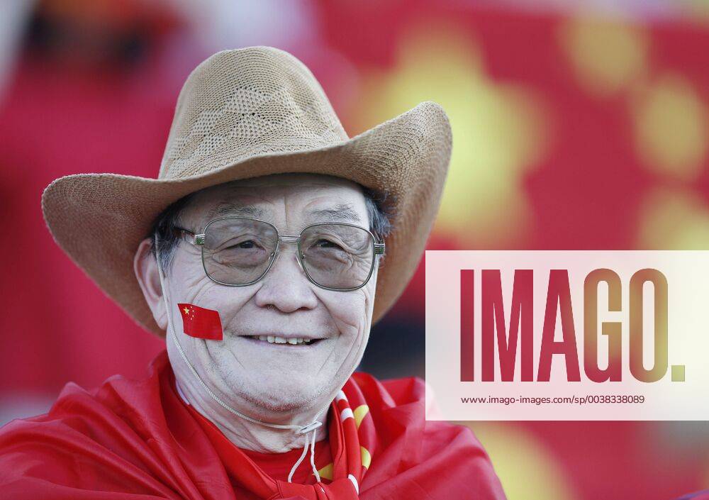 KW03 (190117) -- BEIJING, Jan. 17, 2019 (Xinhua) -- A fan of China cheers for the team before the 2019 AFC Asian Cup group C match between China and South Korea at the Al Nahyan Stadium in Abu Dhabi, the United Arab Emirates, Jan. 16, 2019. (Xinhua Ding Xu) XINHUA PHOTOS OF THE DAY