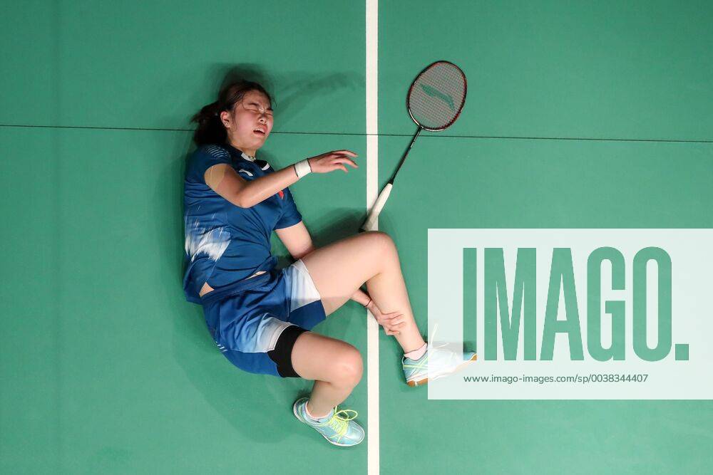 KW03 (190117) -- KUALA LUMPUR, Jan. 17, 2019 (Xinhua) -- Gao Fangjie of China gets injured during the women s singles second round match against Carolina Marin of Spain at the Malaysia Masters 2019 in Kuala Lumpur, Malaysia, Jan. 17, 2019. (Xinhua Zhu Wei) (SP)MALAYSIA-KUALA LUMPUR-BADMINTON-MALAYSIA MASTERS 2019