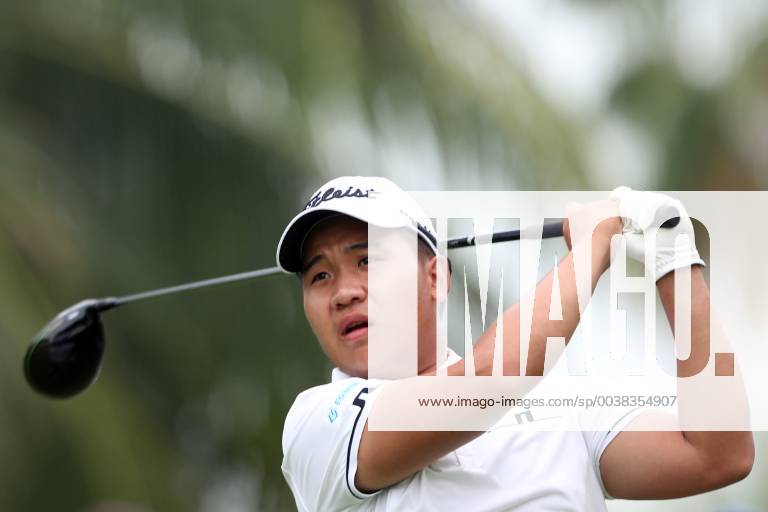 Singapore - Poom Saksansin of Thailand tees off on the 5th hole during the second round of the Singapore Open at the Serapong Course, Sentosa Golf Club. Golf 2019: Singapore Open - Second Round - ZUMAm170 88555594st