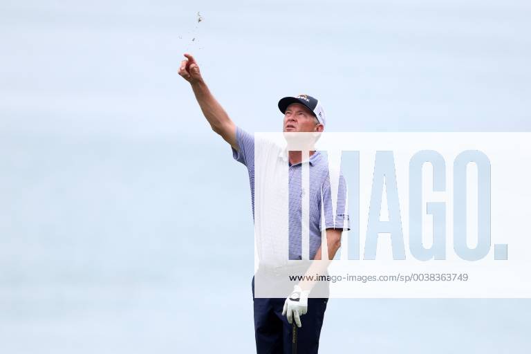 Singapore - Davis Love III of the United States checks the wind on the 7th hole during the second round of the Singapore Open at the Serapong Course, Sentosa Golf Club. Golf 2019: Singapore Open: Second Round - ZUMAm170 20190118_zap_m170_018
