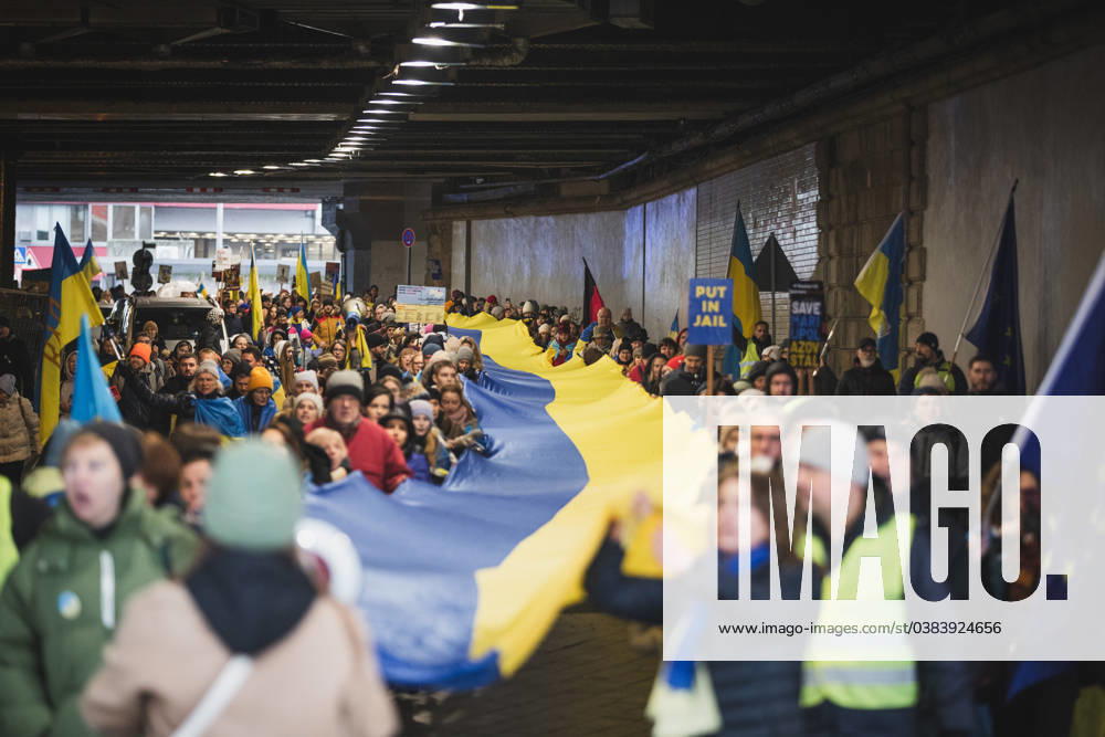 Demonstration Schützt Menschen solidarisiert euch mit der Ukraine , 06 01 2024 Participants at the demonstration, giant flag, 100 meters long Demonstration Schützt Menschen solidarisiert euch mit der Ukraine , 06 01 2024 Koeln NRW Germany